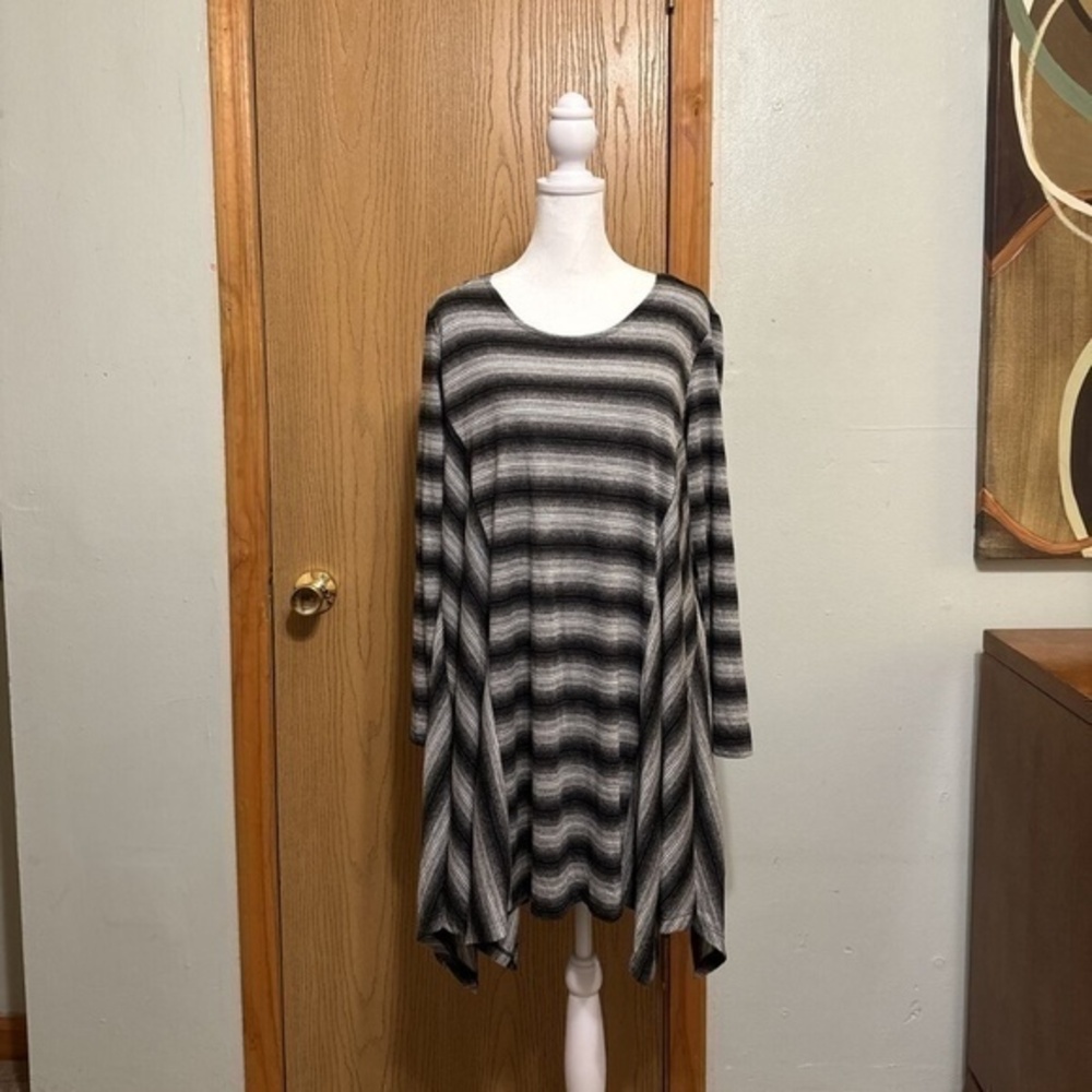 J. Valdi NWT XL Black & White Long Sleeve Scoop Neck Top
